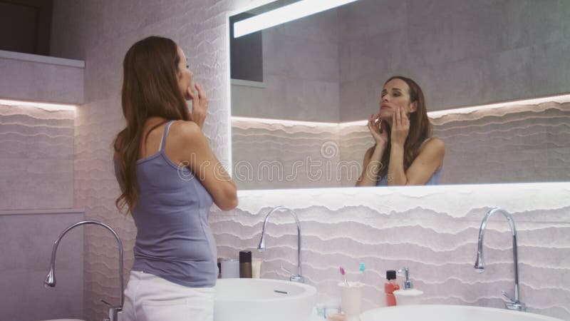 Jolie femme faisant le yoga facial Belle femme faisant l'exercice anti-vieillissement