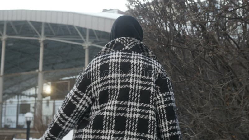 Jolie femme sur la rue regardant l'appareil-photo banque de vidéos