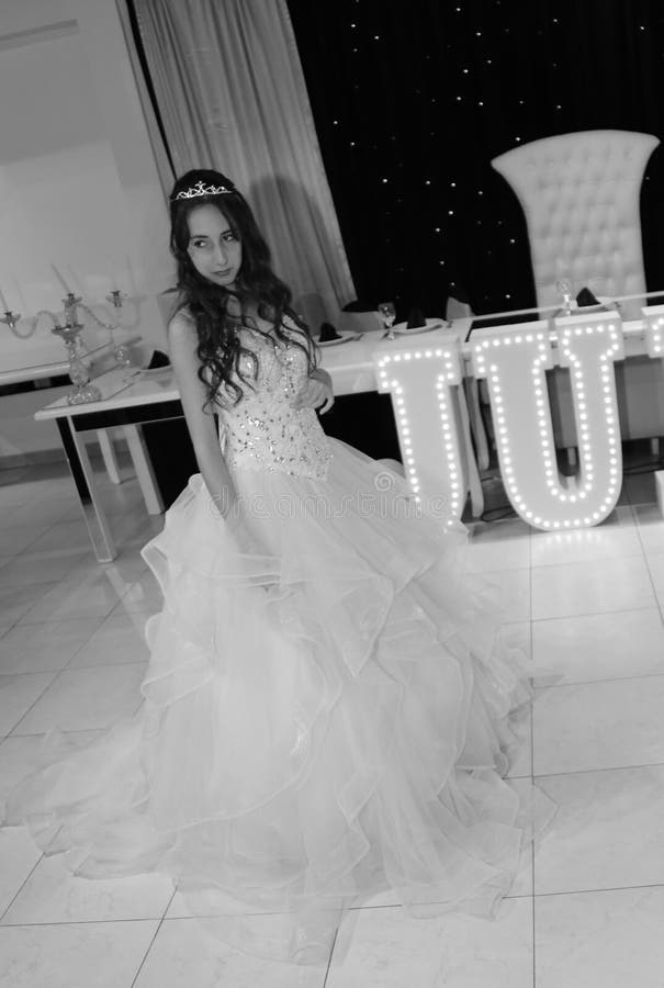 Jolie Fille De L Adolescence D Anniversaire De Quinceanera Celebrant En Partie De Rose De Robe De Princesse Celebration Speciale Photo Stock Image Du Partie Speciale