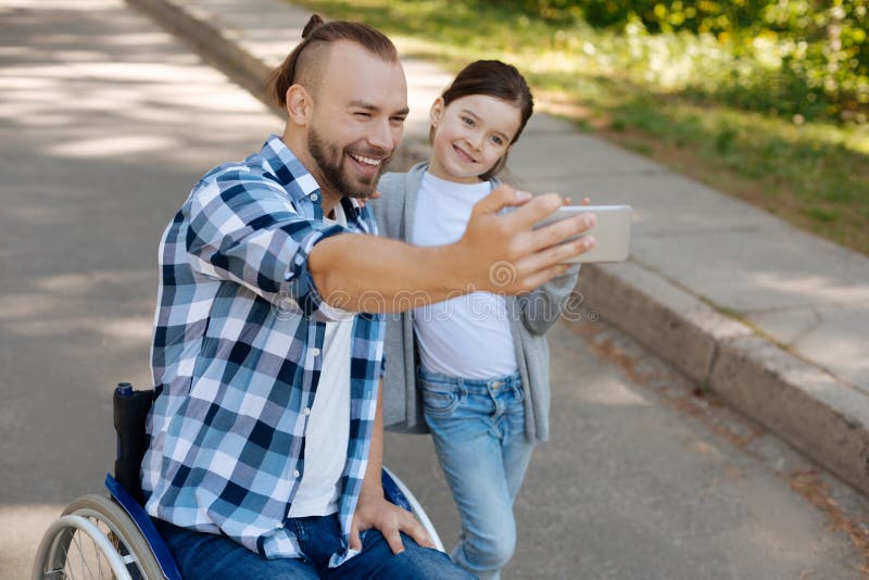 Jolie fille prenant la photo au téléphone avec son papa photo stock Jolie fille prenant la photo au téléphone avec son papa photo stock