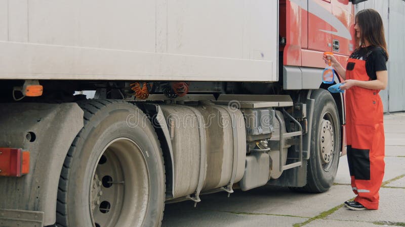 Jolie fille utilisant le camion orange de polis de combinaisons clips vidéos