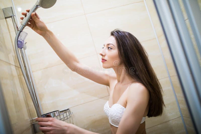 Jolie Jeune Femme Avant Douche Dans La Salle De Bains à La Maison Image  stock - Image du bain, sourire: 93624775
