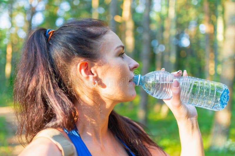 Belle Jeune Femme Joyeux Randonneuse Avec Sac à Dos Boire De L'eau En Bouteille  Marcher Sur La Forêt D'été Sentier Paysage été Image stock - Image du  loisirs, activité: 227565633