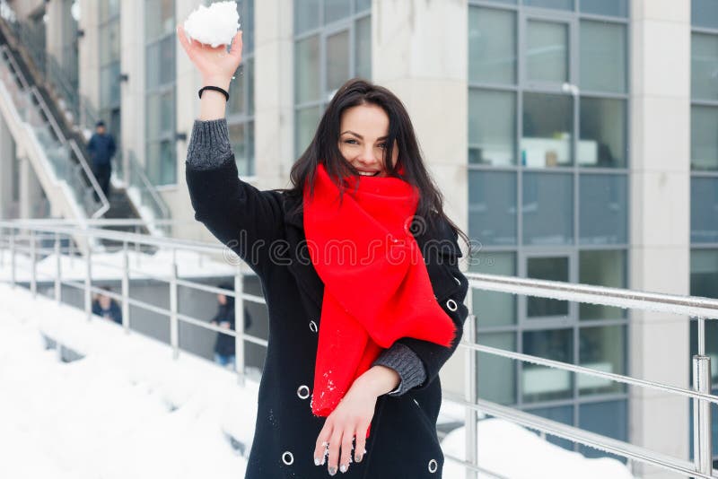 manteau noir et rouge