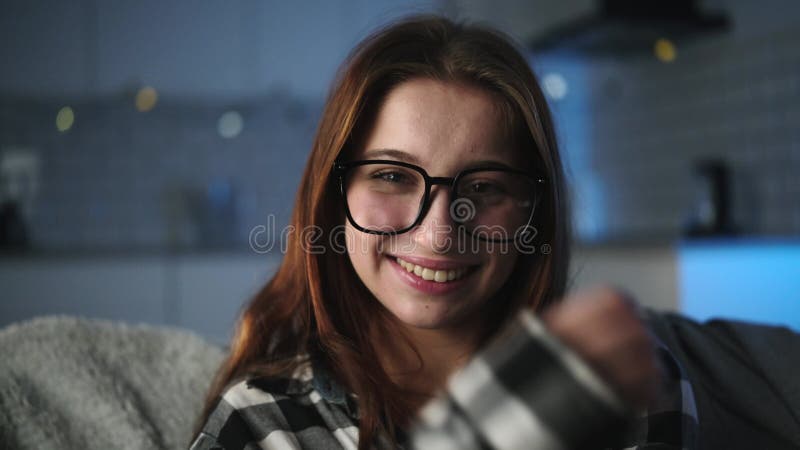 Jolie jeune fille souriante et regardant en caméra dans une salle du soir clips vidéos