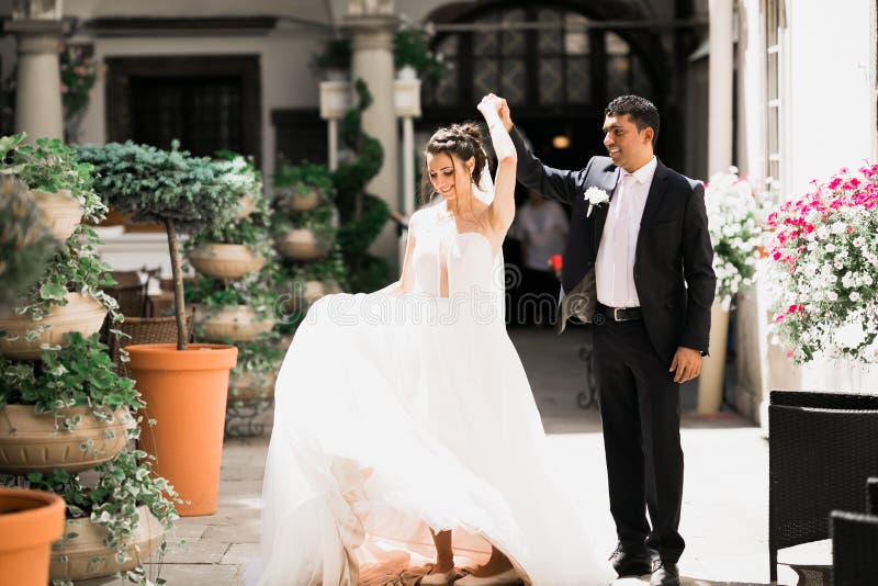 Jolie mariée tournant avec la robe parfaite dans le parc.
