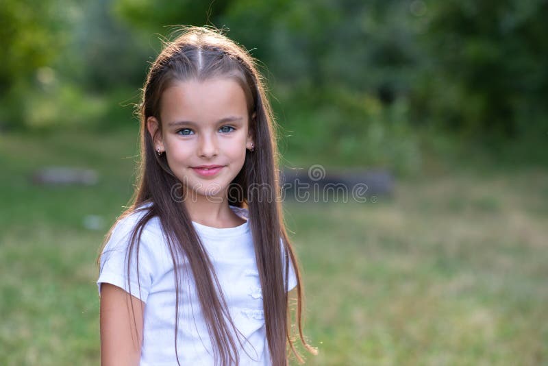 Enfant Fille De 3 Ans Aux Cheveux Longs Posant À L'extérieur Banque  D'Images et Photos Libres De Droits. Image 57362271