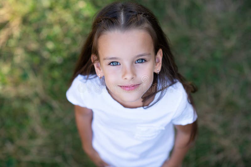 Enfant Fille De 3 Ans Aux Cheveux Longs Posant À L'extérieur Banque  D'Images et Photos Libres De Droits. Image 57362271