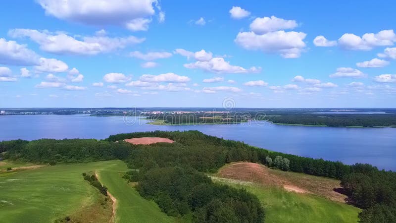 Jolie vue d'une taille vers le ciel bleu et un grand lac. banque de vidéos