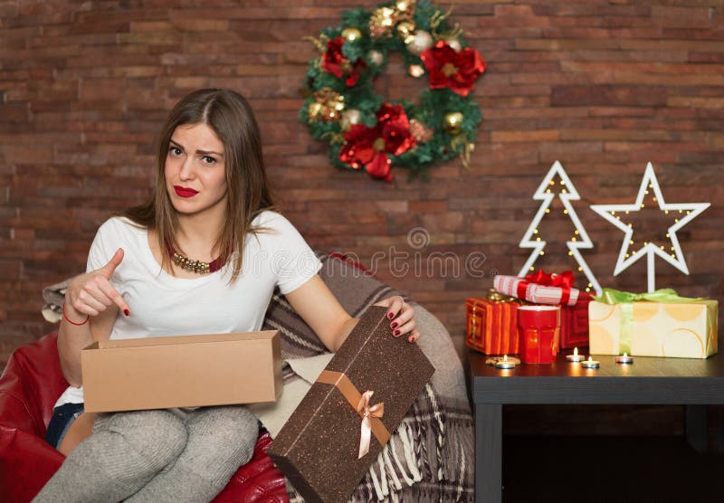 Jolis cadeaux de Noël d'ouverture de femme photo stock Jolis cadeaux de Noël d'ouverture de femme photo stock