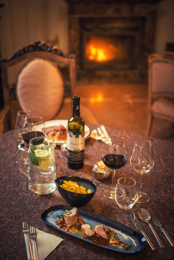 Jolis couples buvant du vin rouge et mangeant dans le restaurant, horaire d'hiver, dîner romantique photo libre de droits Jolis couples buvant du vin rouge et mangeant dans le restaurant, horaire d'hiver, dîner romantique photo libre de droits