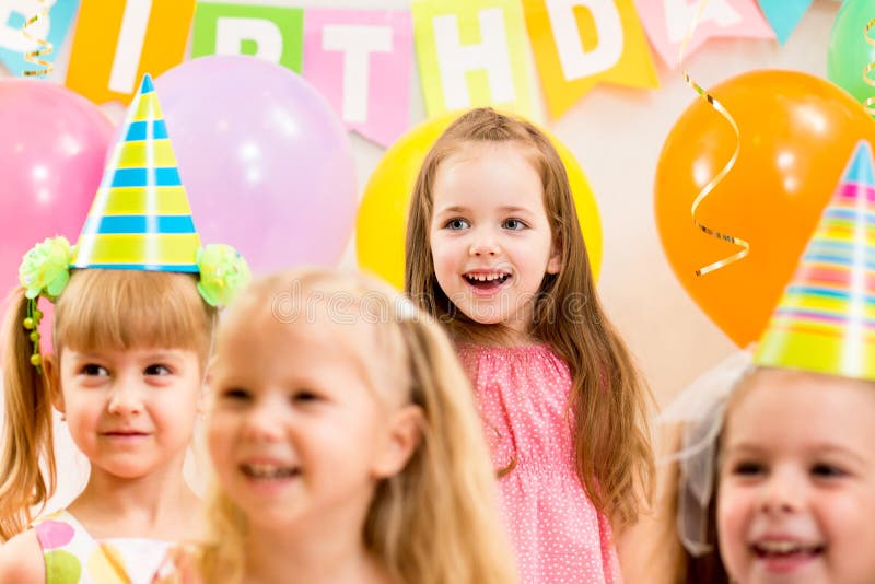 Jolis enfants sur la fête d'anniversaire photo libre de droits Jolis enfants sur la fête d'anniversaire photo libre de droits