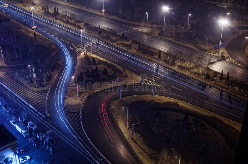 Jonction lumineuse d'autoroute par nuit avec des traces de lumière bleue et rouge photos stock Jonction lumineuse d'autoroute par nuit avec des traces de lumière bleue et rouge photos stock