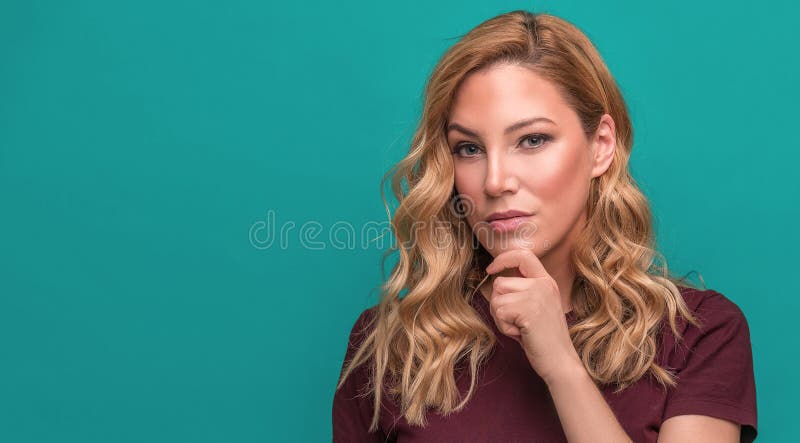 Jong aantrekkelijk blonde op een blauwe achtergrond stock fotografie Jong aantrekkelijk blonde op een blauwe achtergrond stock fotografie