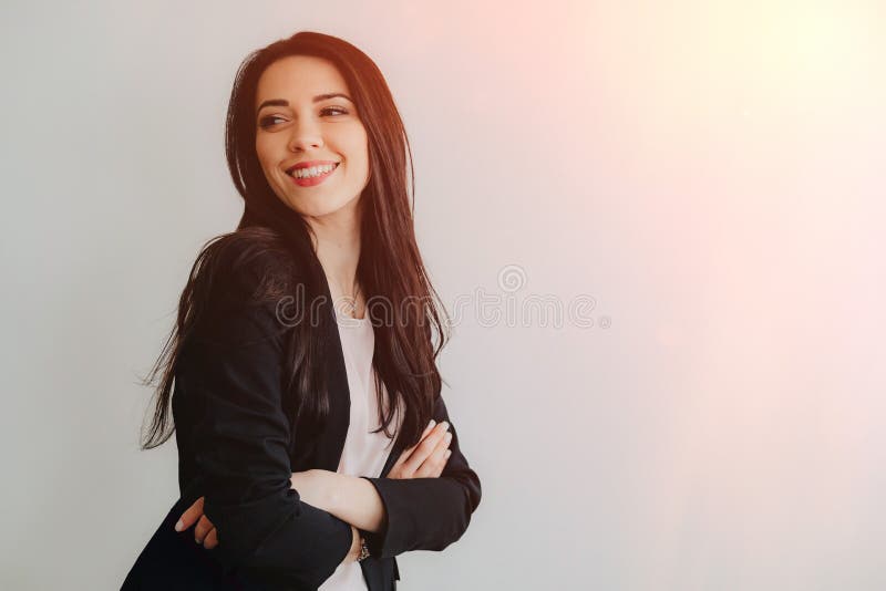 Jong aantrekkelijk emotioneel meisje in zaken-stijl kleren op een duidelijke witte achtergrond in een bureau of een publiek stock afbeelding Jong aantrekkelijk emotioneel meisje in zaken-stijl kleren op een duidelijke witte achtergrond in een bureau of een publiek stock afbeelding