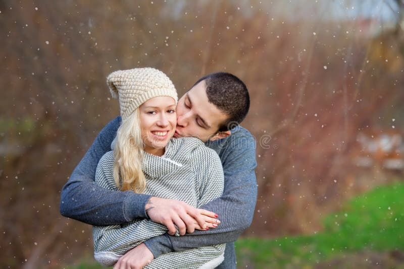 Jong aantrekkelijk paar in liefde, tieners die pret hebben in openlucht, royalty-vrije stock fotografie Jong aantrekkelijk paar in liefde, tieners die pret hebben in openlucht, royalty-vrije stock fotografie