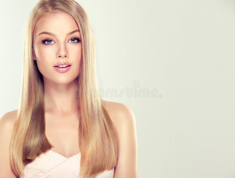 Jong aardig meisje-model met schitterend, glanzend, recht, blond haar royalty-vrije stock foto Jong aardig meisje-model met schitterend, glanzend, recht, blond haar royalty-vrije stock foto