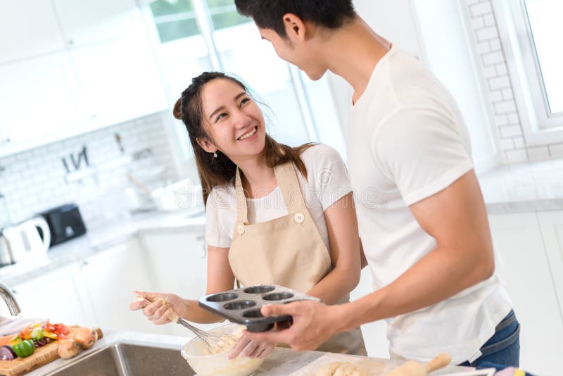 Jong Aziatisch man en vrouwenpaar die samen bakkerij maken koeken en paneren stock fotografie Jong Aziatisch man en vrouwenpaar die samen bakkerij maken koeken en paneren stock fotografie