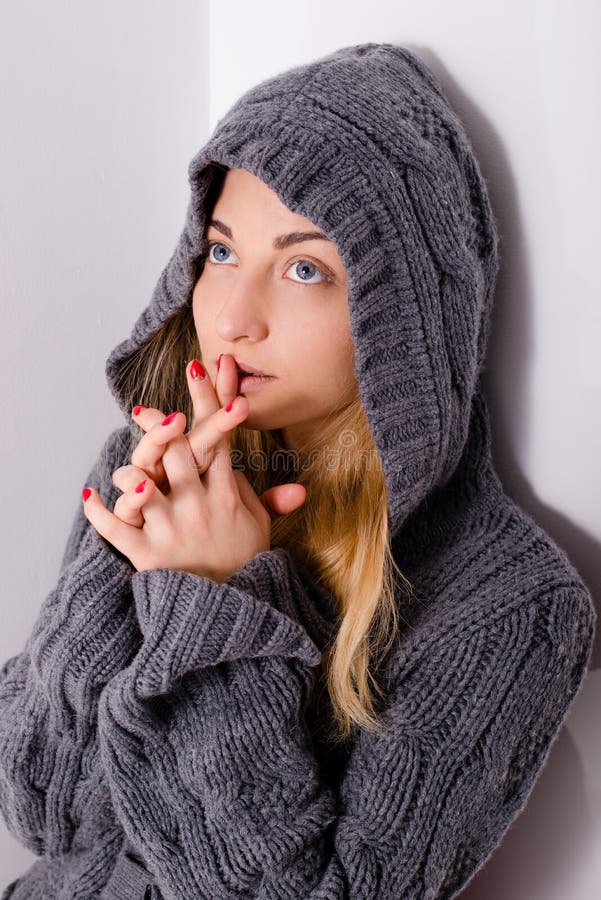 Jong blond vrouwen mooi meisje in kap het bidden stock fotografie Jong blond vrouwen mooi meisje in kap het bidden stock fotografie