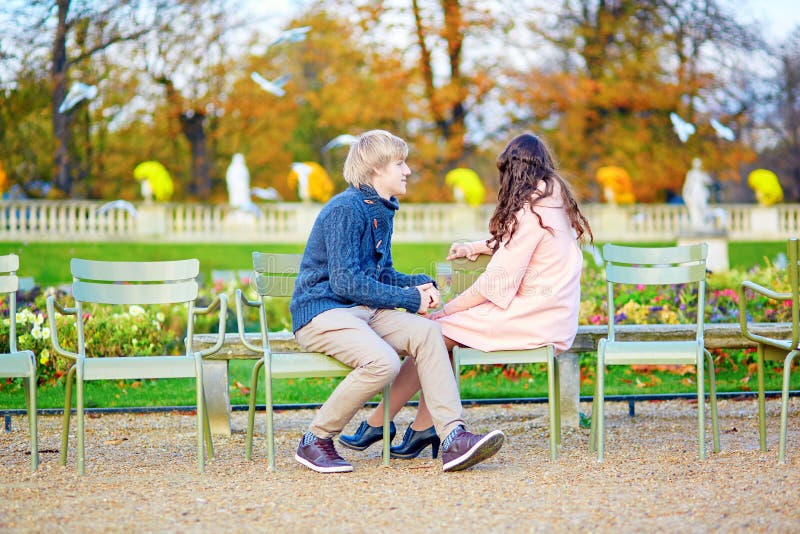 Jong daterend paar in Parijs op een dalingsdag stock afbeeldingen Jong daterend paar in Parijs op een dalingsdag stock afbeeldingen