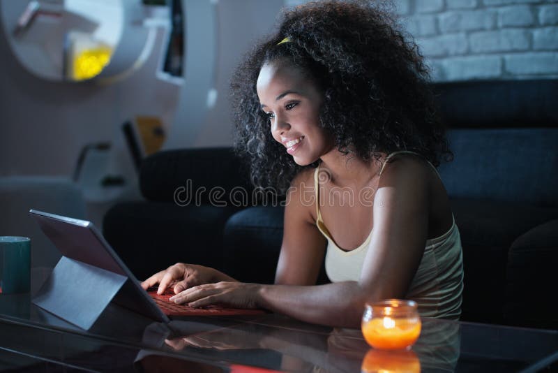 Jong de Vrouw van Latina het Typen Bericht op Laptop bij Nacht stock foto Jong de Vrouw van Latina het Typen Bericht op Laptop bij Nacht stock foto