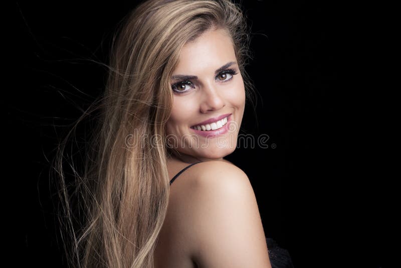 Jong de vrouwenportret van de blondeschoonheid met perfecte glimlach stock foto Jong de vrouwenportret van de blondeschoonheid met perfecte glimlach stock foto