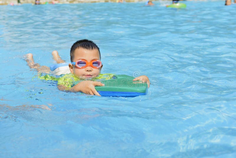Jong geitje die in de zomer leren te zwemmen royalty-vrije stock afbeelding Jong geitje die in de zomer leren te zwemmen royalty-vrije stock afbeelding