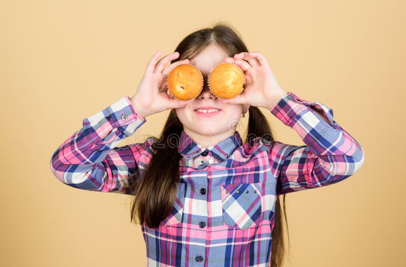 Jong geitje in liefde met muffins Geobsedeerd met eigengemaakt voedsel Dieet gezonde voeding en calorie Yummy muffins Leuk meisje royalty-vrije stock foto Jong geitje in liefde met muffins Geobsedeerd met eigengemaakt voedsel Dieet gezonde voeding en calorie Yummy muffins Leuk meisje royalty-vrije stock foto
