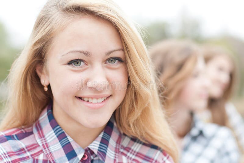 Jong gelukkig tienermeisje met vrienden stock foto Jong gelukkig tienermeisje met vrienden stock foto