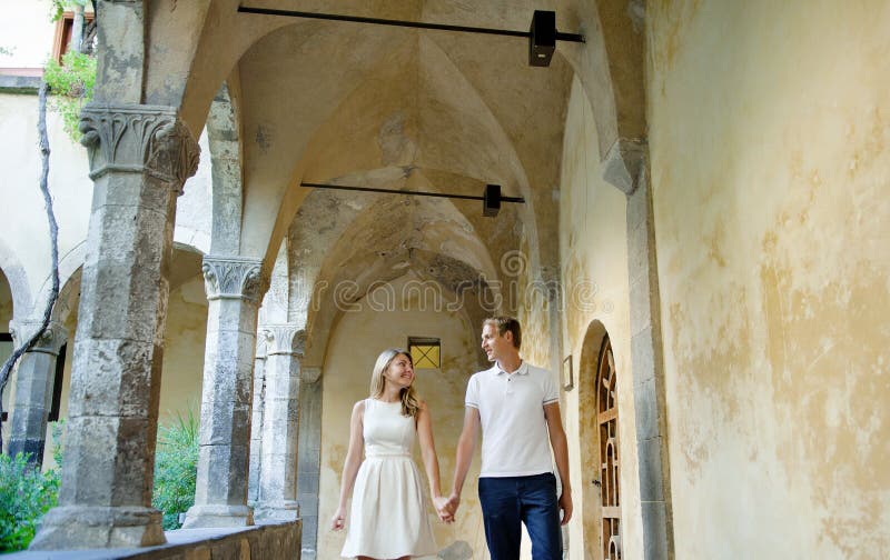 Jong glimlachend teder romantisch paar in Positano, Italië stock foto's Jong glimlachend teder romantisch paar in Positano, Italië stock foto's