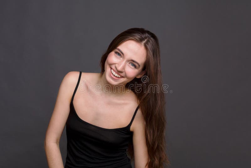 Jong het lachen aantrekkelijk vrouwenportret stock foto's Jong het lachen aantrekkelijk vrouwenportret stock foto's