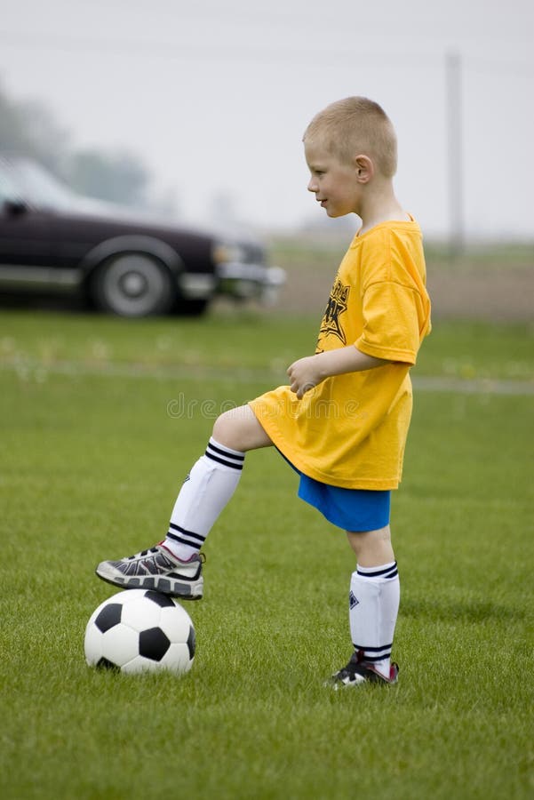 Jong jongens speelvoetbal stock foto Jong jongens speelvoetbal stock foto