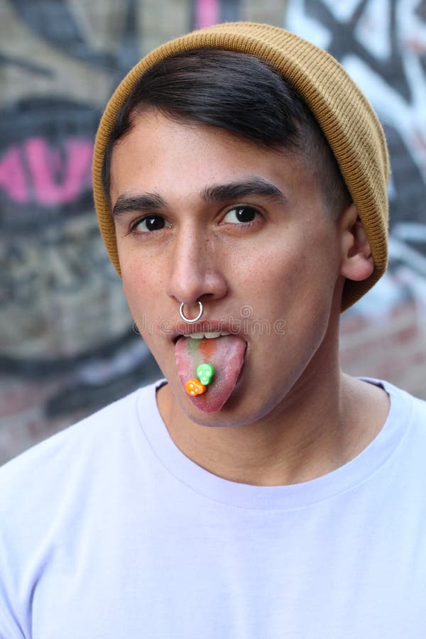 Jong mannetje die ontwerpdrugs nemen stock foto Jong mannetje die ontwerpdrugs nemen stock foto