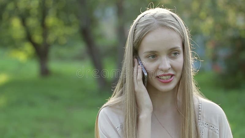 Jong meisje dat op de telefoon spreekt