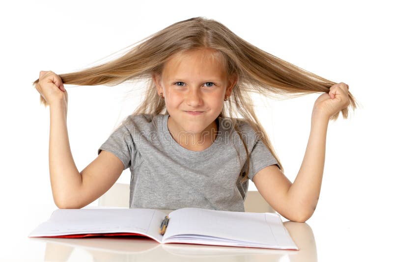 Jong meisje die haar haar in spanning en over gewerkt onderwijsconcept trekken stock fotografie Jong meisje die haar haar in spanning en over gewerkt onderwijsconcept trekken stock fotografie