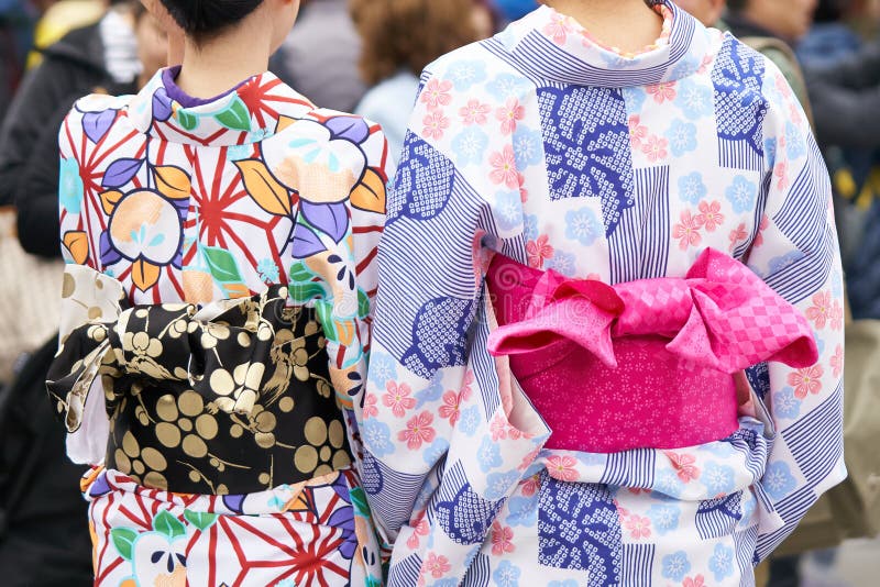 Jong meisje die Japanse kimono dragen die zich voor Sensoji-Tempel in Tokyo, Japan bevinden De kimono is een Japans traditioneel royalty-vrije stock foto's Jong meisje die Japanse kimono dragen die zich voor Sensoji-Tempel in Tokyo, Japan bevinden De kimono is een Japans traditioneel royalty-vrije stock foto's