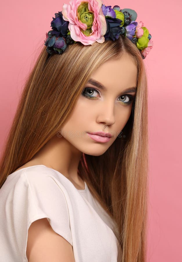 Jong meisje met lang blond haar met de hoofdband van de elegante bloem royalty-vrije stock foto Jong meisje met lang blond haar met de hoofdband van de elegante bloem royalty-vrije stock foto