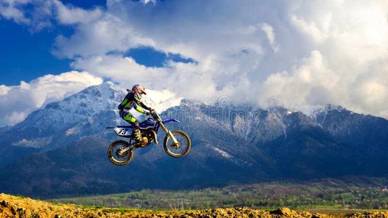 Jong meisje met motocrossfiets in Roemenië Extreme sporten