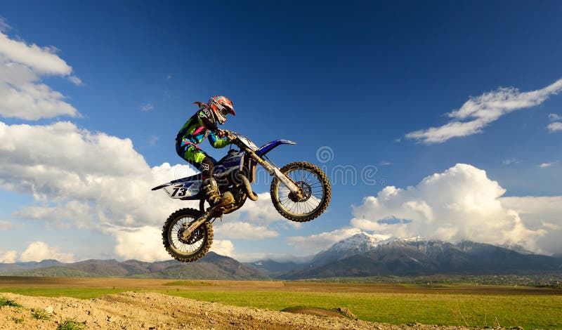 Jong meisje met motocrossfiets in Roemenië Extreme sporten stock foto Jong meisje met motocrossfiets in Roemenië Extreme sporten stock foto