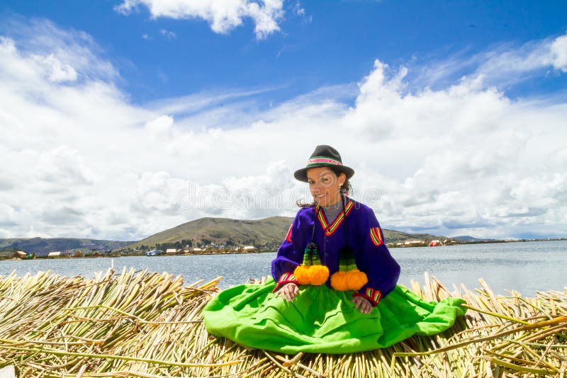 Jong meisje op een drijvend Uros eiland, Titicaca royalty-vrije stock afbeelding Jong meisje op een drijvend Uros eiland, Titicaca royalty-vrije stock afbeelding