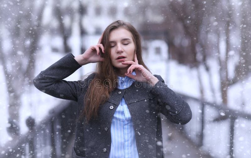 Jong meisje in openlucht in de winter Modelmeisje die in openlucht stellen stock fotografie Jong meisje in openlucht in de winter Modelmeisje die in openlucht stellen stock fotografie
