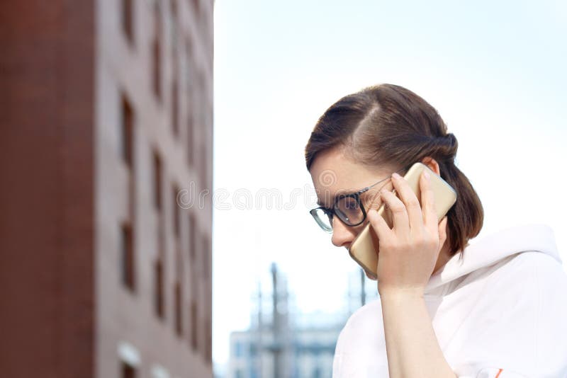 Jong mooi meisje dat op een celtelefoon spreekt royalty-vrije stock afbeeldingen Jong mooi meisje dat op een celtelefoon spreekt royalty-vrije stock afbeeldingen