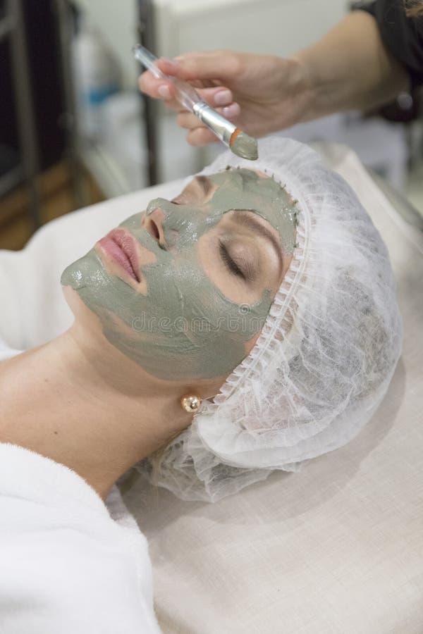 Jong mooi meisje die gezichtsmasker in de salon van de kuuroordschoonheid ontvangen - binnen royalty-vrije stock foto's Jong mooi meisje die gezichtsmasker in de salon van de kuuroordschoonheid ontvangen - binnen royalty-vrije stock foto's