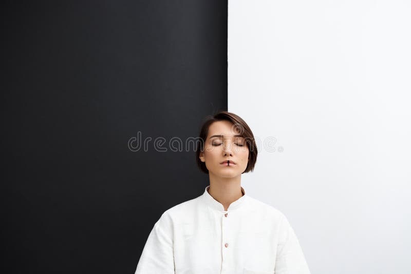 Jong mooi meisje met gesloten ogen over zwart-witte achtergrond stock foto's Jong mooi meisje met gesloten ogen over zwart-witte achtergrond stock foto's