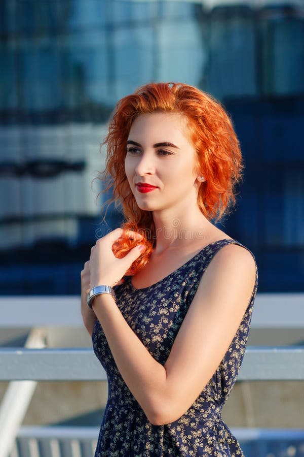 Jong mooi meisje met mooie verschijning Roodharige vrouw met een mooi gezicht bij zonsondergang Het charmeren, het glimlachen vro stock afbeeldingen Jong mooi meisje met mooie verschijning Roodharige vrouw met een mooi gezicht bij zonsondergang Het charmeren, het glimlachen vro stock afbeeldingen