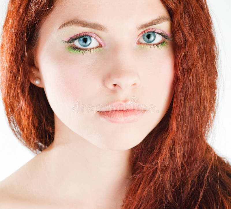 Jong mooi meisje met rood haar stock fotografie Jong mooi meisje met rood haar stock fotografie