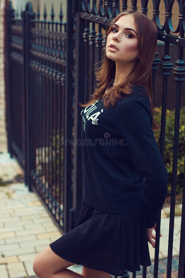 Jong mooi meisje Mooi blondemeisje bij straat Het model schieten stock afbeeldingen Jong mooi meisje Mooi blondemeisje bij straat Het model schieten stock afbeeldingen