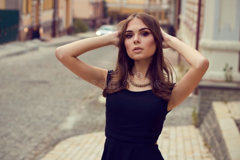 Jong mooi meisje Mooi blondemeisje bij straat Het model schieten royalty-vrije stock foto's Jong mooi meisje Mooi blondemeisje bij straat Het model schieten royalty-vrije stock foto's