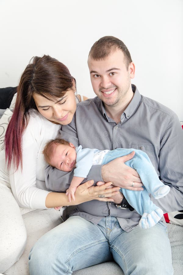 Jong Mooi Paar met Nieuwe Baby thuis stock foto Jong Mooi Paar met Nieuwe Baby thuis stock foto