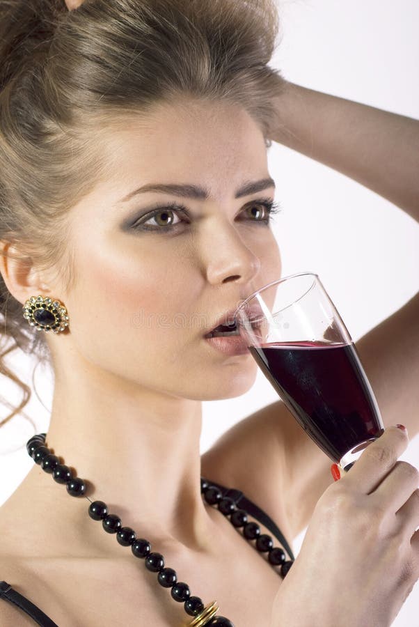 Jong mooi sexy meisje met een glas rode wijn royalty-vrije stock afbeeldingen Jong mooi sexy meisje met een glas rode wijn royalty-vrije stock afbeeldingen